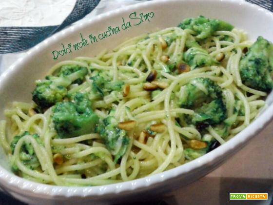 Spaghetti con broccoli e zucchine al pesto