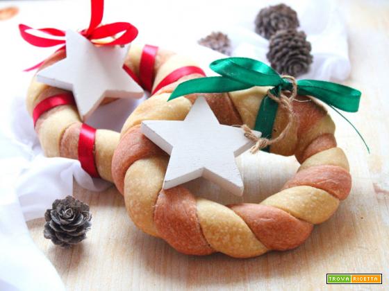 Coroncine di pane bicolore, segnaposto per Natale