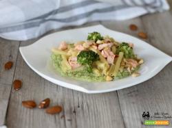 Pasta salmone e mandorle con crema di broccoletti