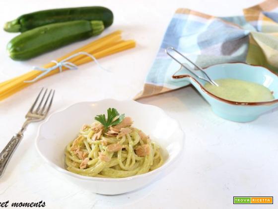 Spaghetti con pesto di zucchine e tonno