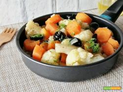 Cavolfiore in padella con carote e olive nere