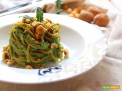 Spaghetti con crema di broccoli e nocciole (con gambi e foglie)