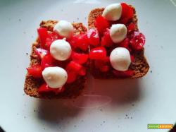 Freselle integrali con datterini e mozzarella - La cucina di mamma mary