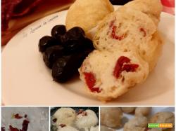 Frittelle con peperoni cruschi e olive nere