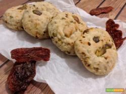 Cookies salati con formaggio stagionato e frutta secca