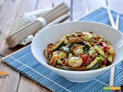 Soba noodles con gamberetti e verdure