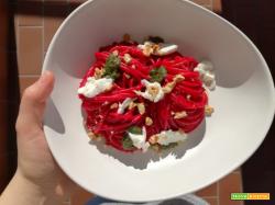 Spaghetti con crema di barbabietole e pesto