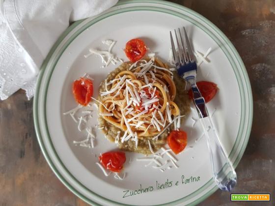 Spaghetti integrali con crema di melanzane, pomodorini e ricotta salata
