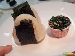Onigiri: tre ricette facili per farli a casa con tonno, salmone e granchio