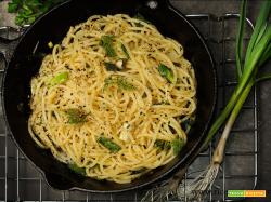 Spaghettata con aglio fresco e erbe aromatiche