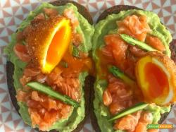 Avocado toast con ndujia, crudo di salmone e uovo barzotto fritto