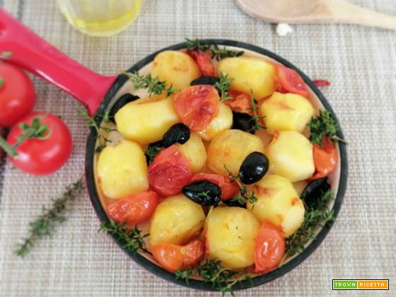 Patate al forno con pomodorini e olive