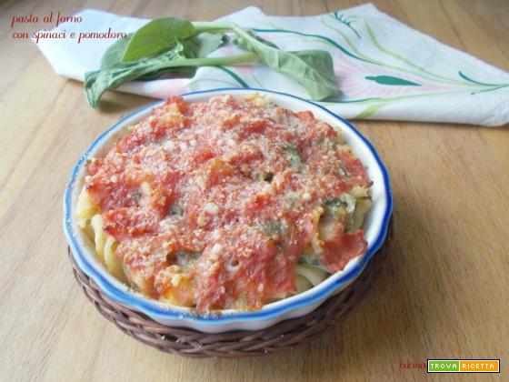 Pasta al forno con spinaci e pomodoro