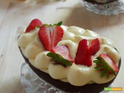Uovo di cioccolato ripieno di mascarpone  e fragole
