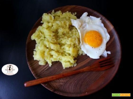 La mia ricetta di conforto: uovo all'occhio di bue con patate lesse schiacciate con olio, sale e pepe