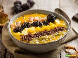 Smoothie bowl al mango, un dessert colorato e gustoso