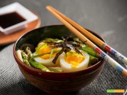 Bowl con soba e asparagi , un classico nipponico