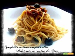 Spaghetti con tonno capperi e olive