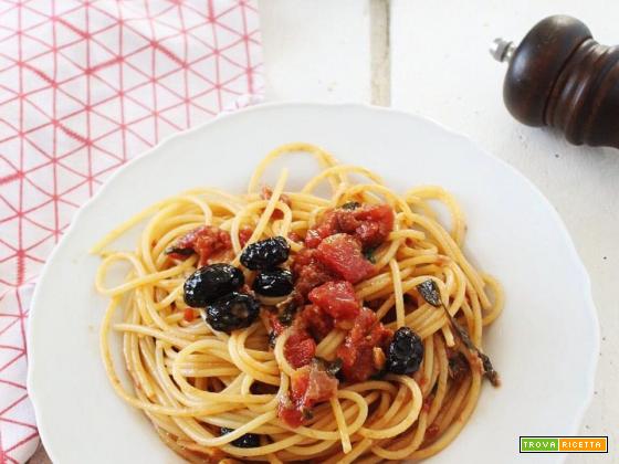 Spaghetti alle acciughe e olive
