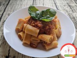 Mezze maniche al ragù di ceci