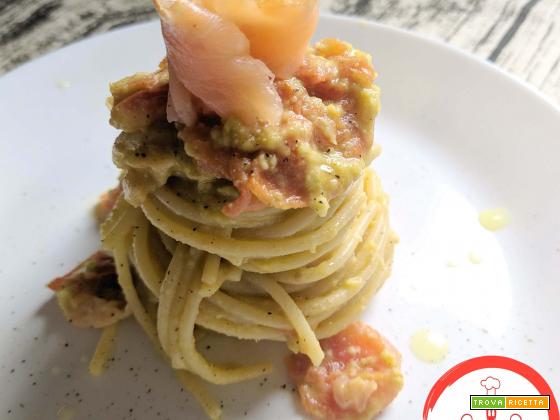 Spaghetti con salsa all’avocado e salmone