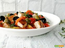 Tonno fresco in insalata con olive e pomodorini