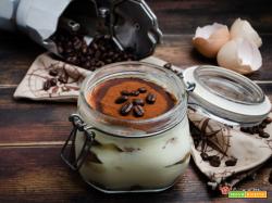 Tiramisù classico con uova pastorizzate in barattolo