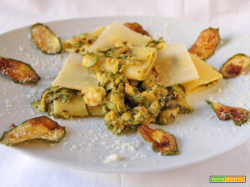 Paccheri con zucchine gamberi e scaglie di parmigiano