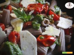 Insalata di pasta di grano saraceno con pomodorini arrosto in friggitrice ad aria, pesto di menta e pecorino romano