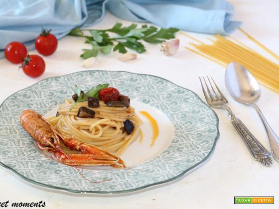 Spaghetti con scampi e melanzane