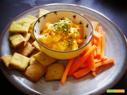 Veg Aperitivo: Hummus di Batata con Crackers al Rosmarino e Curcuma