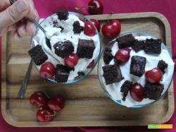 Trifle alle ciliegie con brownies alle mandorle