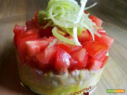 Tartare di salmone con zucchine e pomodori