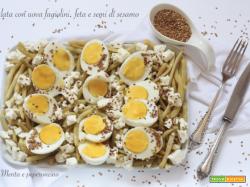 Insalata con uova, fagiolini, feta e semi di sesamo