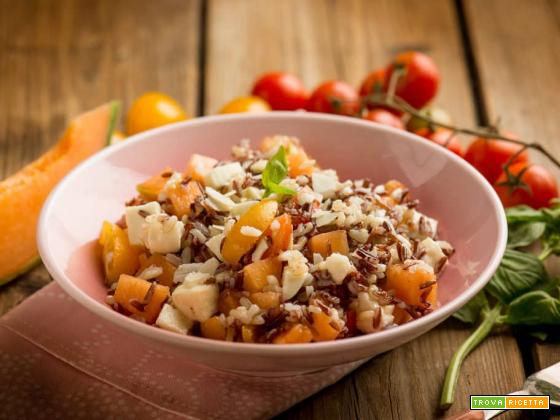 Idea per pranzo: insalata di riso con melone e pomodorini