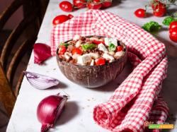 Bowl di riso rosso con fagioli pomodorini e feta