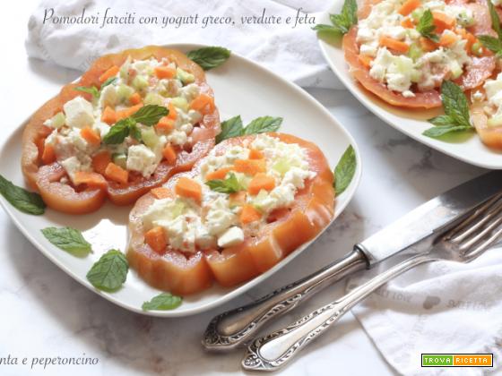 Pomodori farciti con yogurt greco, verdure e feta