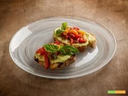 Squisite bruschette gourmet con crema di avocado e peperoni