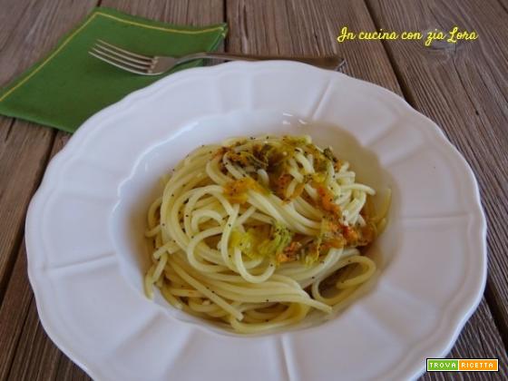 Spaghetti con fiori di zucca e semi di papavero