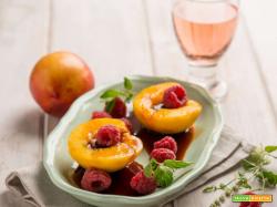 Pesche al vino rosé con lamponi: un dessert intrigante