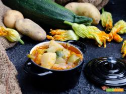 Zuppa estiva con zucchine patate e fiori di zucca