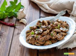 Funghi grigliati con erbe aromatiche e aglio
