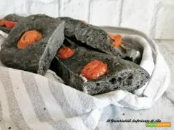 Focaccia al carbone vegetale e pomodorini