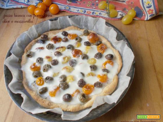 Pizza bianca con pomodorini olive e mozzarella