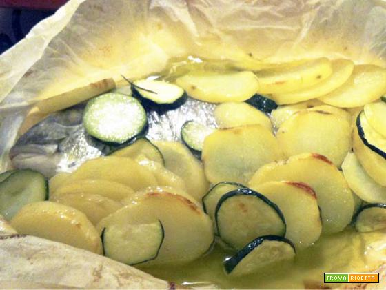 Orata al cartoccio con patate e zucchine