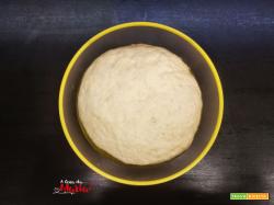Impasto pizza con farina macinata a pietra