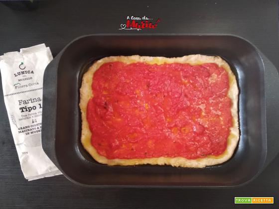 Pizza rossa in teglia