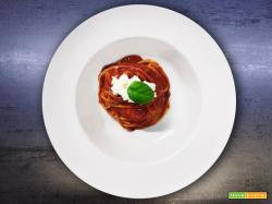 Spaghetti con pomodoro e burrata