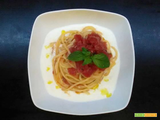 Spaghetti con pomodoro su crema di burrata