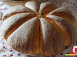 Pane a Forma di Zucca: un’idea perfetta per un pranzo in compagnia!